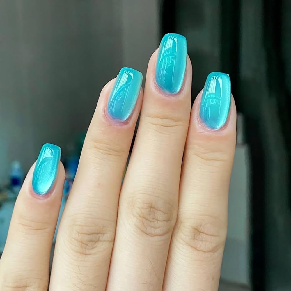 Vibrant Turquoise Nails